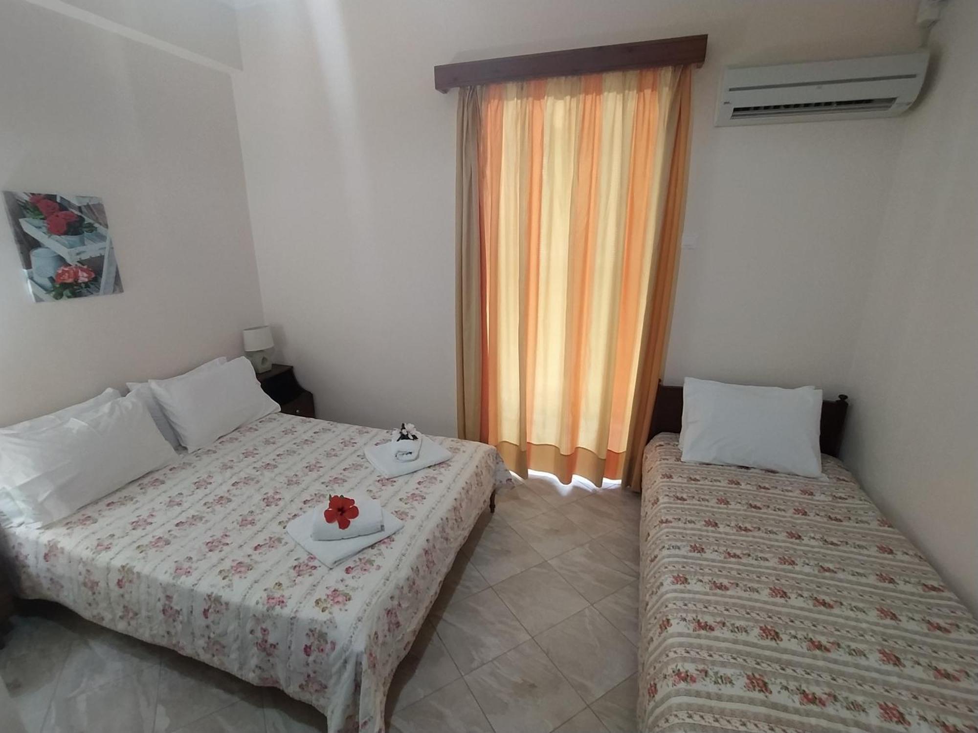 Akrogiali Beach Rooms Амаринтос Екстериор снимка