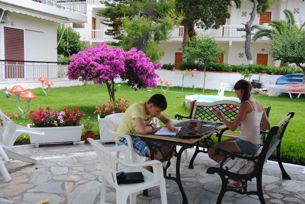 Akrogiali Beach Rooms Амаринтос Екстериор снимка